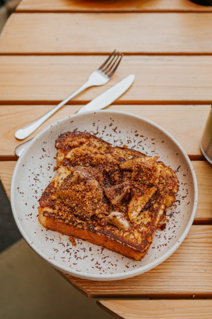 French Toast s čokoládou, banánom a ovocím
