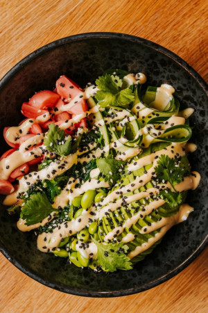 UMAMI BOWL S AVOKÁDOM A LOSOSOM