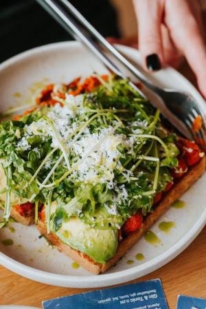 AVOTOAST  Feta  & Sušené  paradajky
