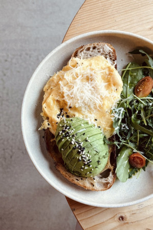 AVOTOAST s praženicou a parmezánom