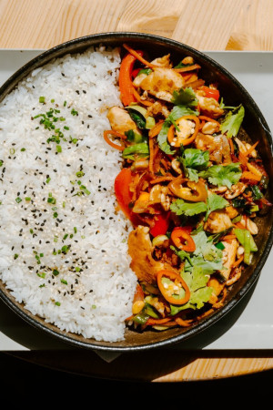 KURACIE KUNG PAO s arašidmi a ryžou